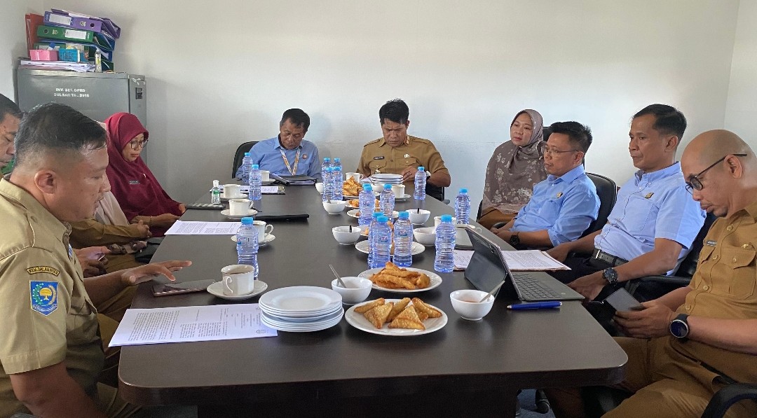 PERTEMUAN -- Suasana pertemuan antara Setwan DPRD Provinsi Sulbar dengan Kejati Sulbar untuk membahas penyusunan MoU pencegahan risiko hukum dalam penyusunan dan pengelolaan anggaran.