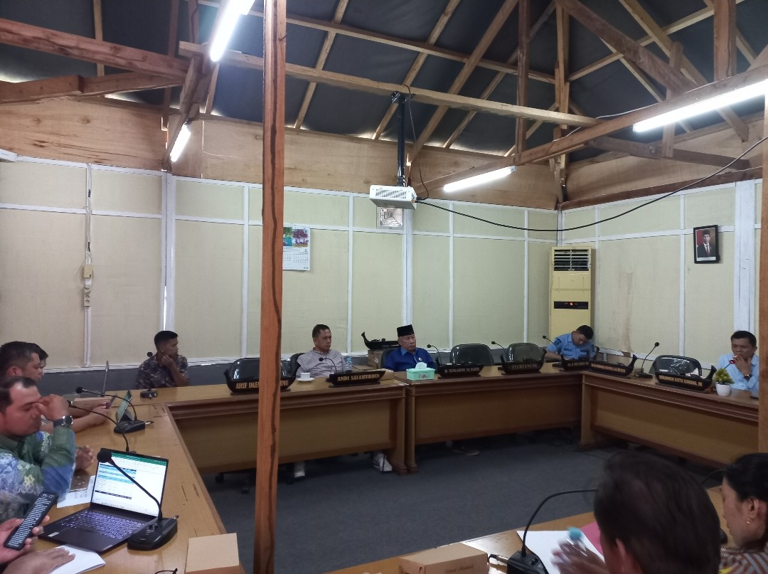RAKOR -- Wakil Ketua Komisi IV DPRD Provinsi Sulawesi Barat, H. Muhammad Hatta Kainang sedang memimpin Rakor membahas RAPBD Perubahan 2024.