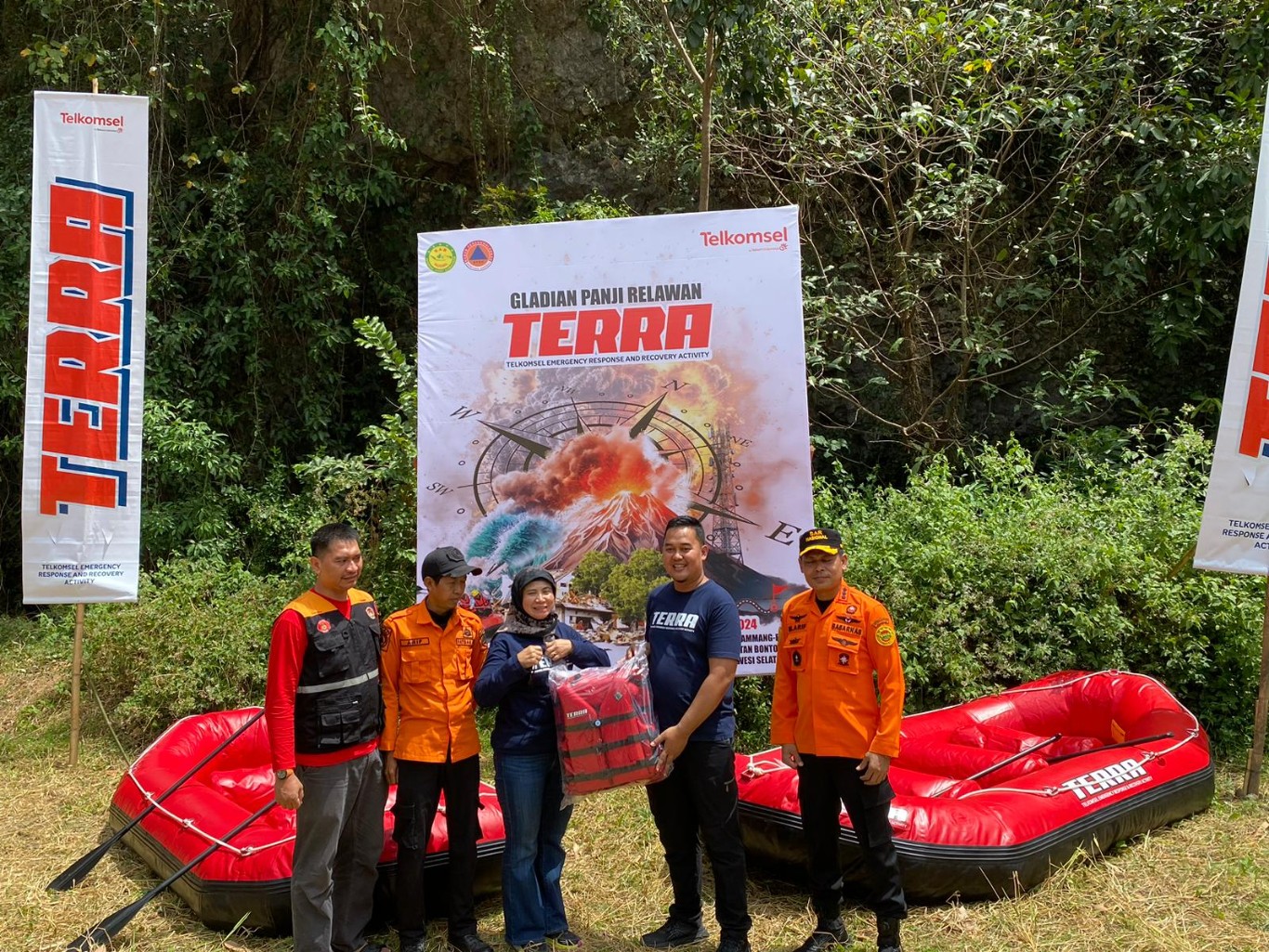 TERRA -- Rina Dwi Noviani, Corporate Cimmunications Manager Telkomsel Area Pamasuka (tengah), menyerahkan rompi pada pembukaan Telkomsel Emergency Response and Recovery Activity (TERRA) yang merupakan program khusus penanggulangan peristiwa bencana alam yang terjadi di Indonesia.