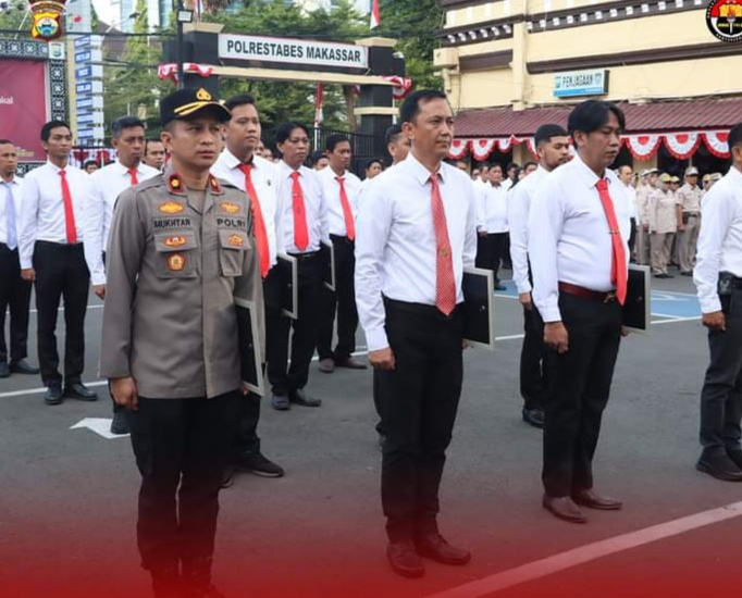 UNGKAP -- Kanit Reskrim Polsek Tamalanrea bersama anggotanya mendapat penghargaan dari Kapolrestabes Makassara setelah berhasil mengungkap kasus curanmor di 36 TKP di wilayah hukum Polsek Tamalanrea-Polrestabes Makassar.