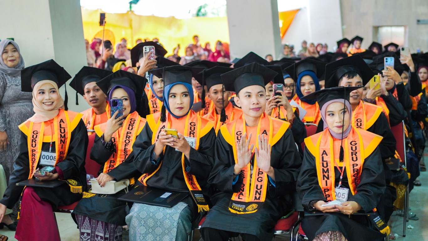 ist GURU--Rektor UNM, Prof Karta Jayadi mewisuda sebanyak 1.125 sarjana Program Pengembangan Profesi Guru (PPG), Rabu (28/8) di pelataran Gedung Phinisi Kampus UNM Jalan AP Petta Rani.Tampak calon guru.