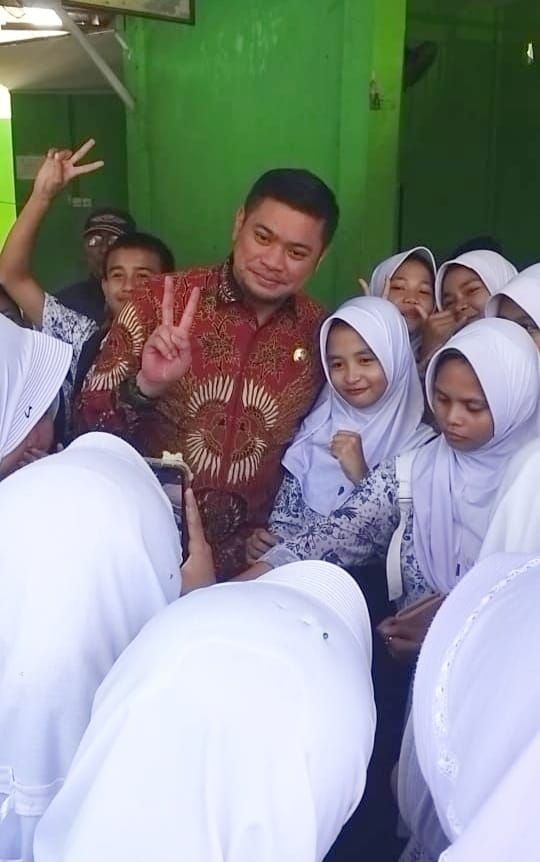 BKM/SAR WELFI -- Bupati Gowa Adnan Purichta Ichsan di tengah para pelajar SMPN 3 Gowa di Romang Polong. 