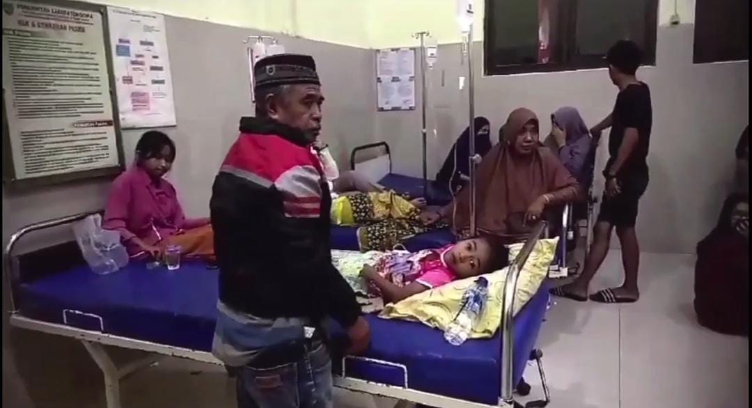 IST DIRAWAT--Warga yang diduga jadi korban keracunan menjalani perawatan di Puskesmas Pallangga dan IGD RSUD Syekh Yusuf Gowa. 