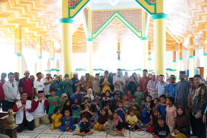 BANTUAN -- Wakil Bupati Bulukumba HA Edy Manaf menyapa masyarakat Pulau Liukang Bira sekaligus menyerahkan bantuan pendidikan dan kemanusian, Minggu (4/8).   