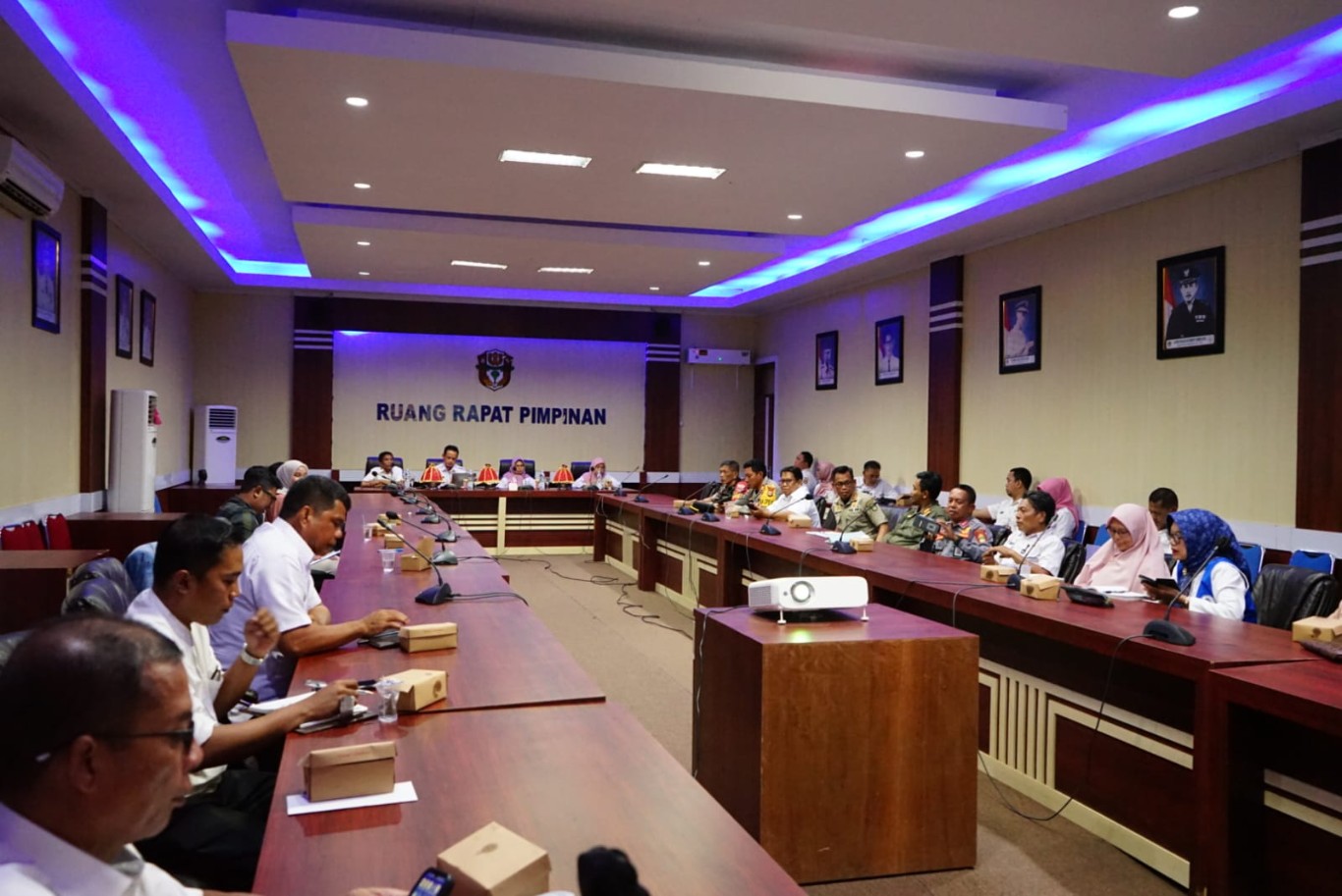 RAPAT -- Sekkab Wajo Armayani didampingi Asisten Pemerintahan dan Kesra Setda Wajo Andi Muzdalifa Z dan Kadisporapar Muhammad Ilyas, Sekretaris Disporapar Darmawan saat memimpin rapat persiapan, Rabu (7/8) 