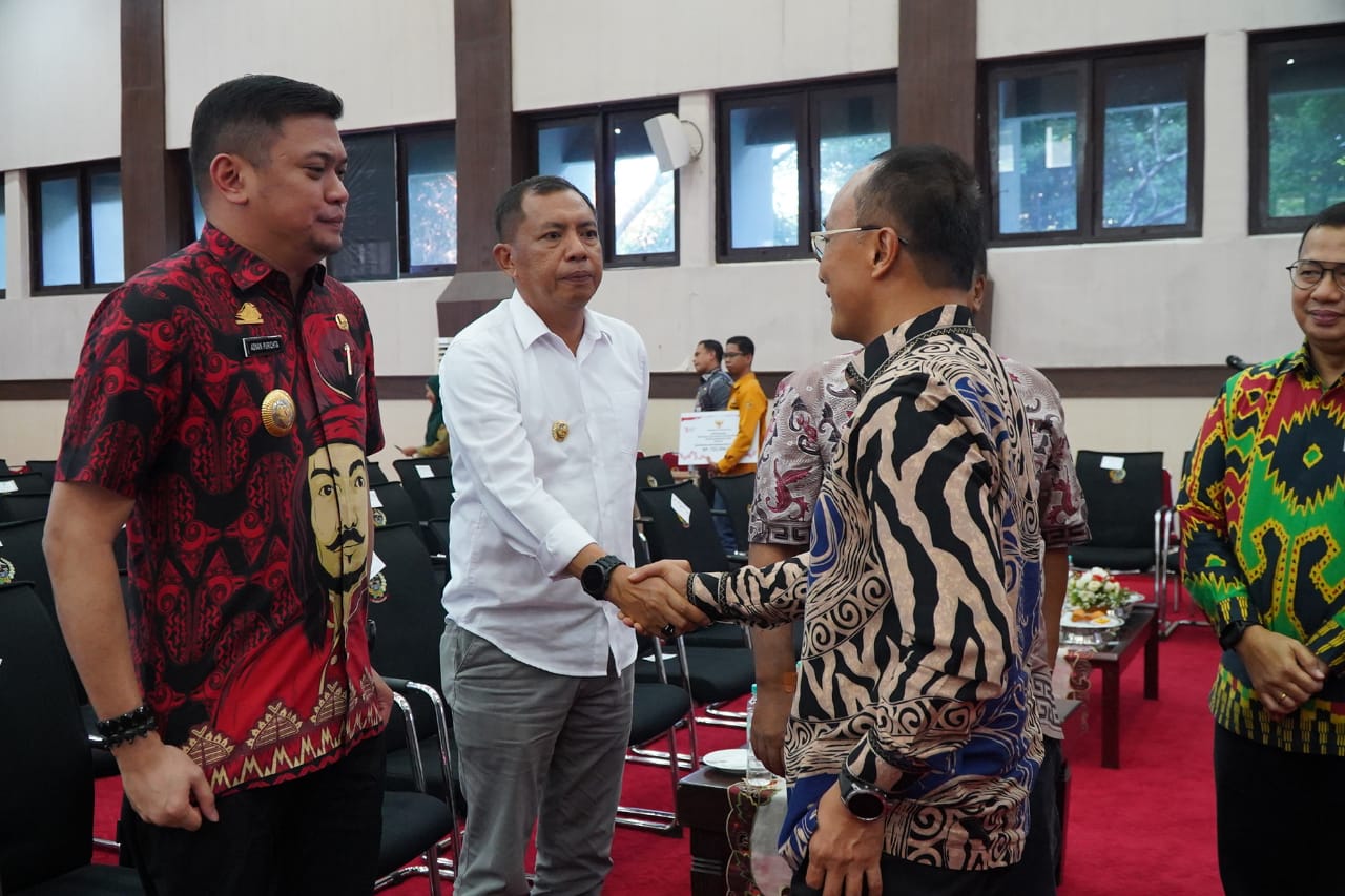 RAKOR -- PJ Wali Kota Parepare Akbar Ali sedang bersalaman didampingi Bupati Gowa Adnan Purichta Ichsan usai pelaksanaan Rakor, Kamis (8/8)