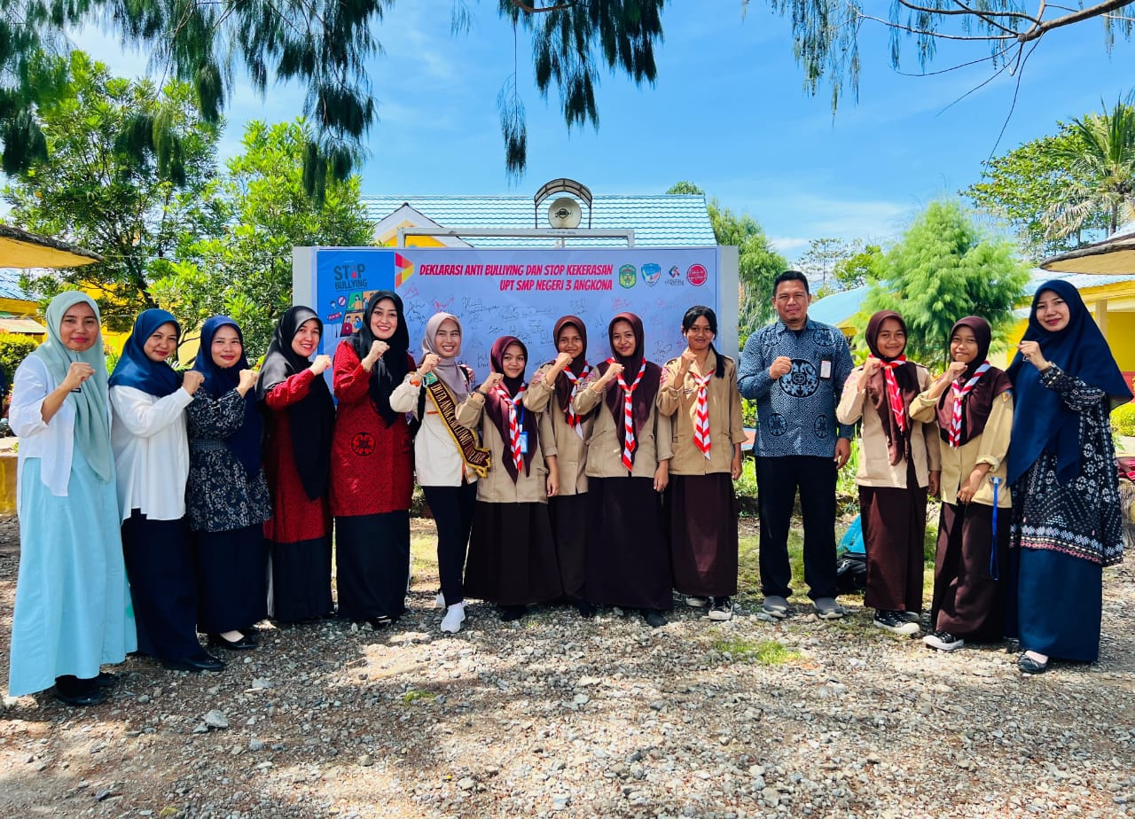 SOSIALISASI -- UPT SMPN 3 Angkona menggelar sosialisasi Sekolah Ramah Anak, Sekolah Aman, Bebas Bullying" dengan menghadirkan Narasumber dari Dinsos P3A di Aula SMPN 3 Angkona, Jumat (9/8).
