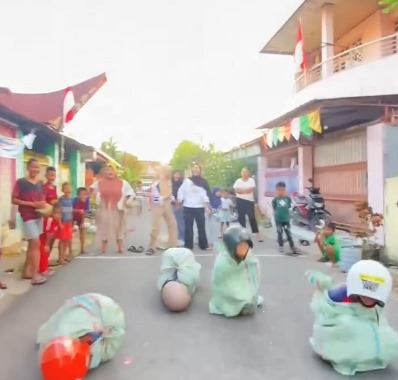 Its LOMBA--Anak-anak  mengikuti lomba balap karung menggunakan helm di Kelurahan Bonto Biraeng dan Kelurahan Sambung Jawa, Kecamatan Mamajang. 