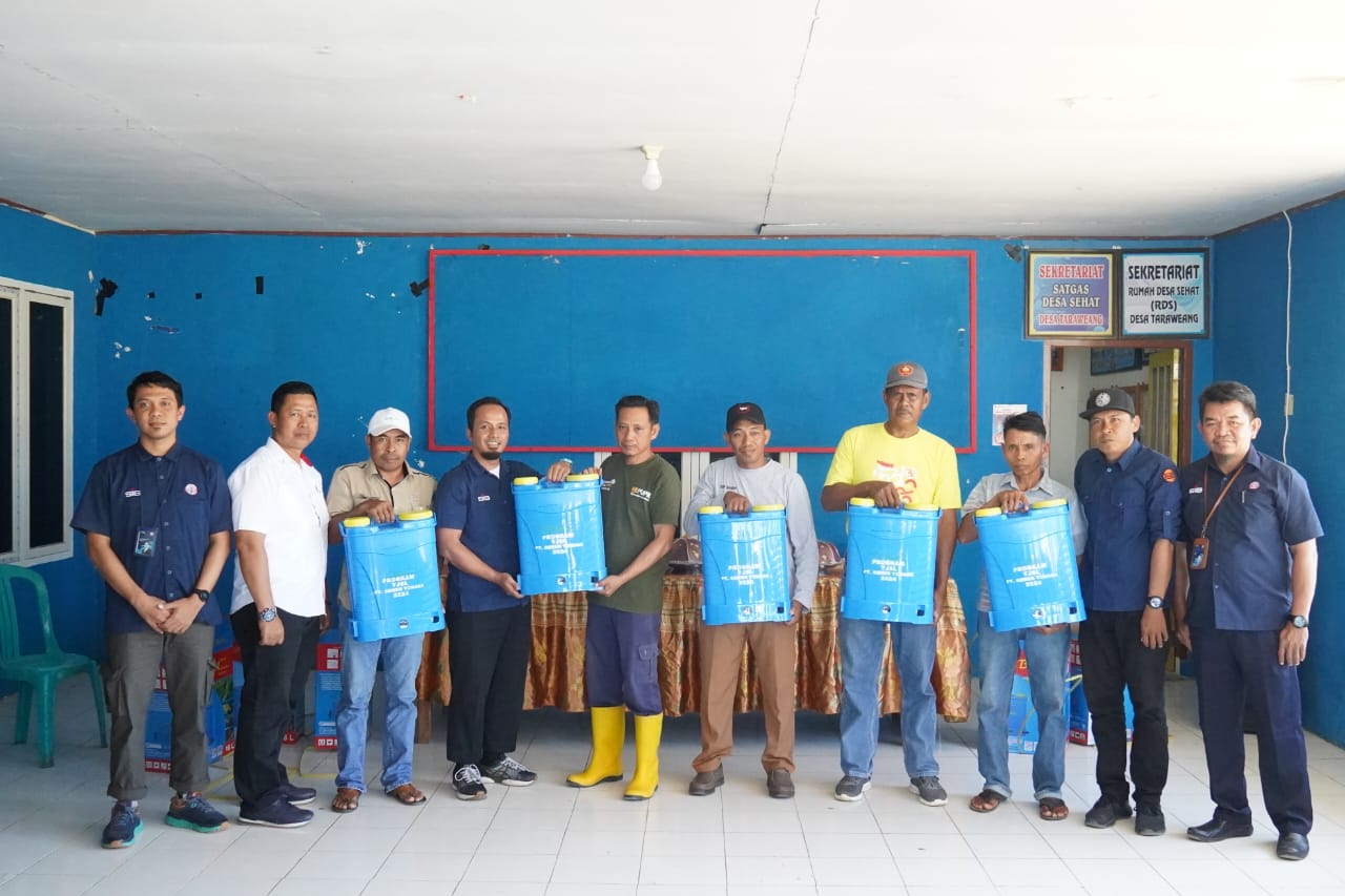 BANTUAN -- Senior Manager TJSL PT Semen Tonasa, Andita Sely Bestoro (empat dari kiri) bersama staf dan diterima langsung oleh para penerima manfaat bantuan, disaksikan Kades Taraweang, Amiruddin dan Ketua Forum Mappideceng Desa Taraweang, Sahid Idris, Rabu (21/8).