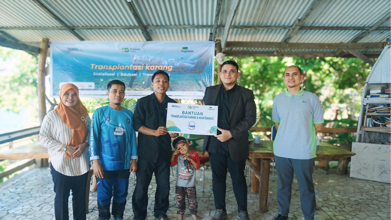 BANTUAN -- Penyerahan bantuan transplantasi karang dan maintenance oleh PT Pegadaian Kanwil VI Makassar melalui program TJSL.