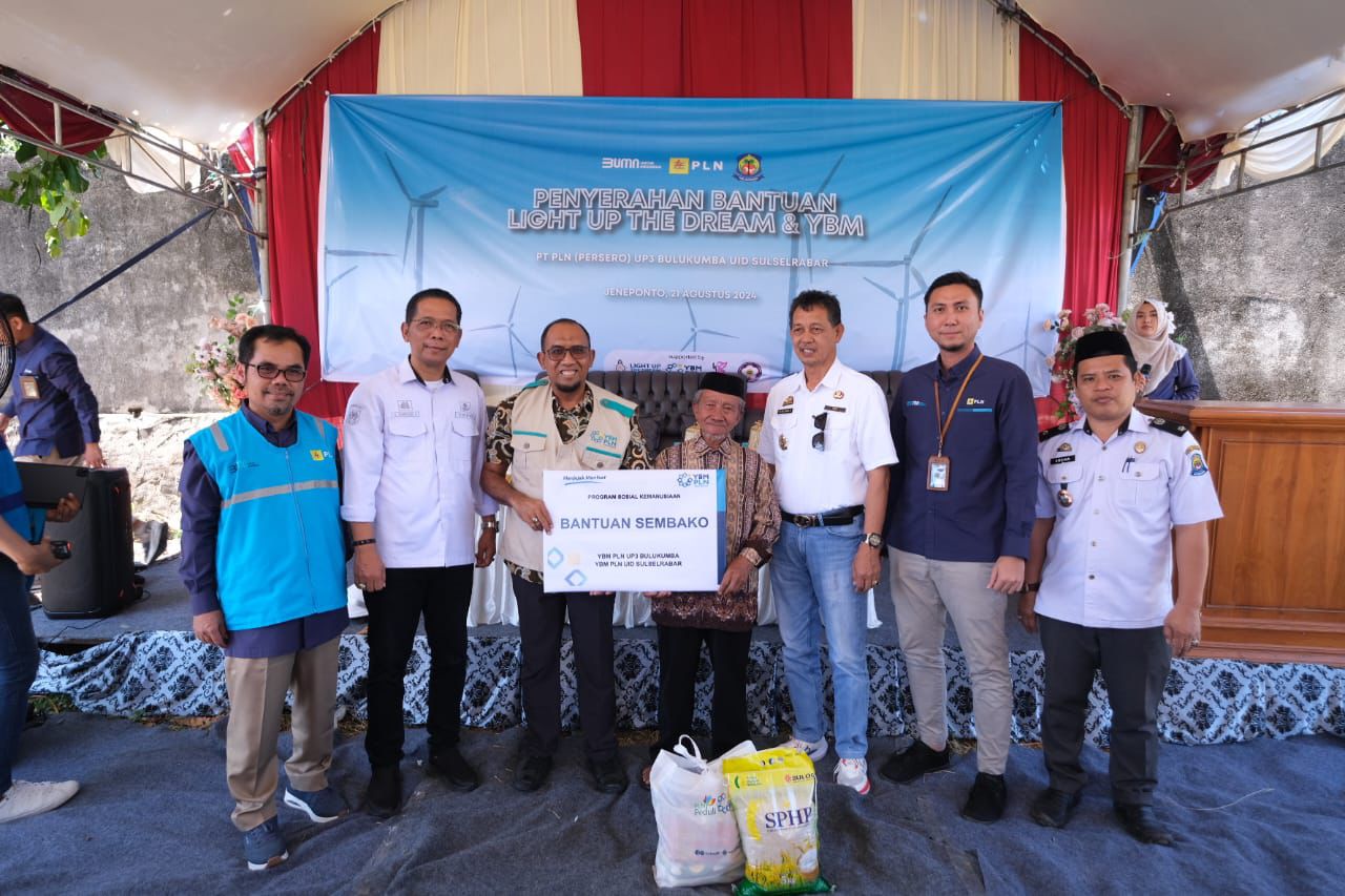 BANTUAN -- Manajemen PLN UID Sulselrabar bersama Pemerintah Kabupaten Jeneponto memberikan bantuan YBM kepada warga Kabupaten Jeneponto yang tergolong kurang mampu. 