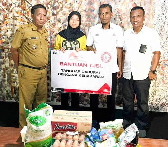 BANTUAN TJSL -- Staf TJSL PT Semen Tonasa, Akmal Abdullah dan Malik Sore mewakili manajemen PT Semen Tonasa menyerahkan bantuan kepada korban kebakaran yang diterima Camat Liukang Tupabiring, Muh Fitri Mubarak.