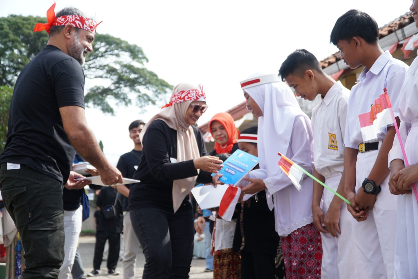 BANTUAN -- Presiden Direktur & CEO XL Axiata, Dian Siswarini (kedua dari kanan), bersama Direktur & Chief Technology Officer XL Axiata, I Gede Darmayusa (kiri), menyerahkan bantuan secara simbolis kepada kepala SLB C Yayasan Karya Bhakti Garut, Tintin Nuraeni (dua dari kiri), dan Kepala Sekolah SLB Negeri B Garut, Nia Suniawati (kanan), Sabtu (17/8).