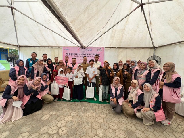 BANTUAN -- Foto bersama jajaran manajemen PLN, YBM PLN, Srikandi PLN, para stakeholder, guru-guru dan penerima bantuan dari SLB Kalemandalle. 