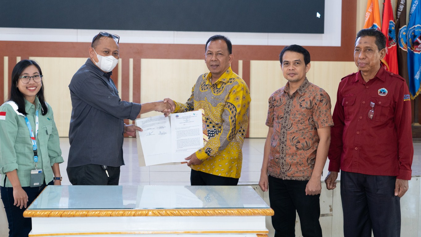 BEASISWA -- Head of Project Pomalaa, Mohammad Rifai (dua dari kiri) saling bersalaman dengan Rektor USN Kolaka, Nur Ihsan, usai penandatanganan penyaluran beasiswa kepada mahasiswa prasejahtera.