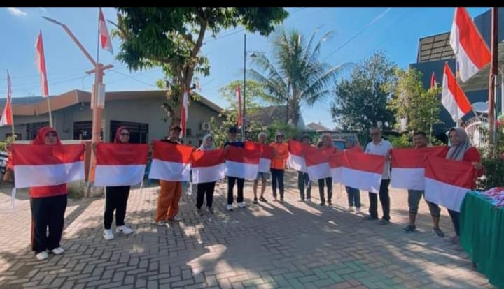Its SEMARAK--Lurah Bongaya Kecamatan Tamalate bersama para Pj RT/RW melakukan pembagian bendara merah putih di Longwis di Jalan Andi Mangerangi, Kelurahan Bongaya, Kecamatan Tamalate.Pembagian bendera ini sebagai wujud menyemarakkan HUT Kemerdekaan RI ke 79.