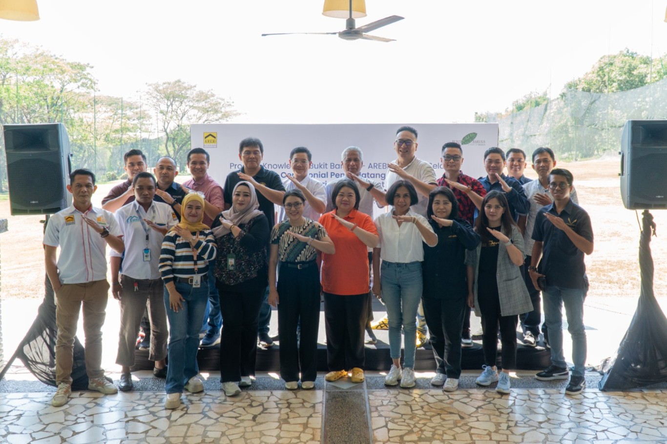 KERJA SAMA -- Chief Operating Officer KALLA Land, M Natsir Mardan (tengah) bersama para pengurus DPD AREBI Sulsel dan agensi properti usai penandatanganan perjanjian kerja sama di Baruga Driving Range Golf, Jumat (2/8).