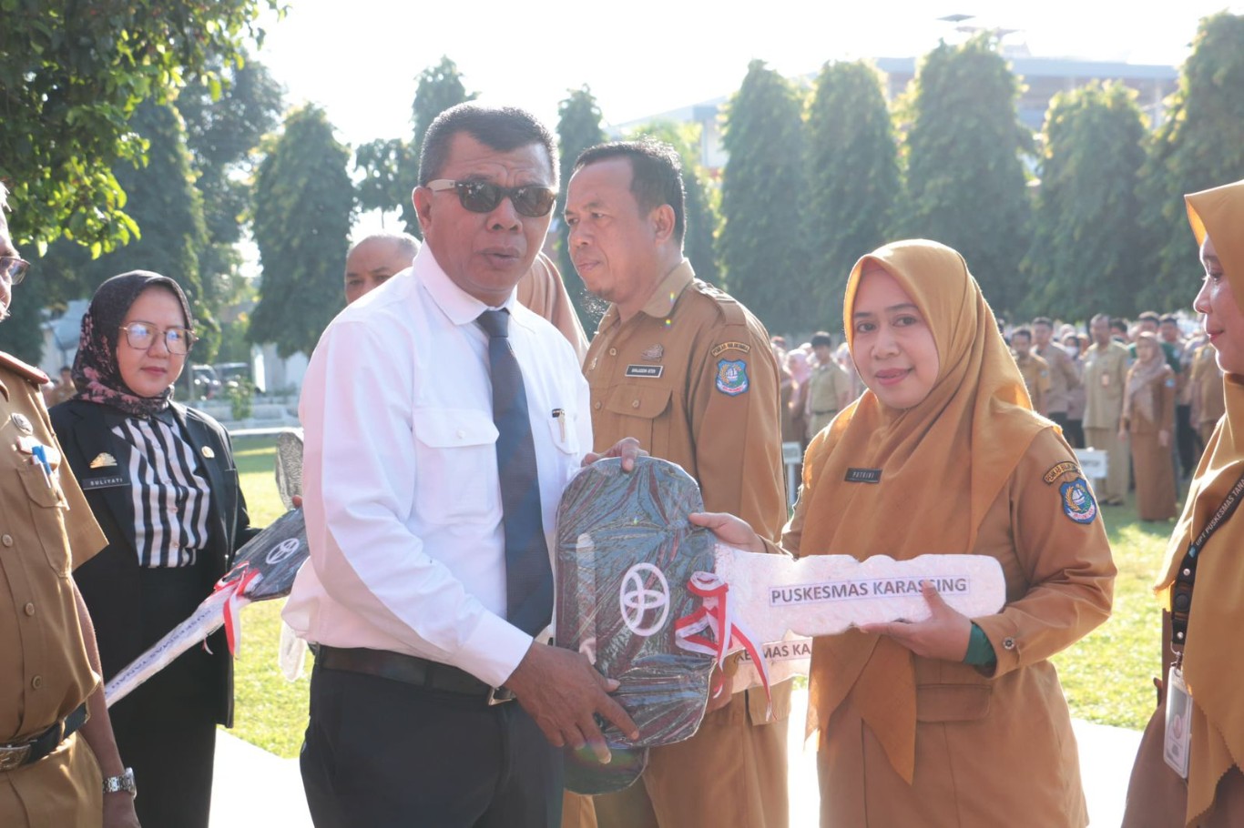 AMBULANS -- Bupati Bulukumba Andi Muchtar Ali Yusuf menyerahkan mobil ambulans kepada RSUD H Andi Sulthan Daeng Radja dan 13 Puskesmas. Penyerahan ambulans secara simbolis dilakukan di sela-sela apel gabungan OPD Lingkup Pemkab Bulukumba di halaman Kantor Bupati, Senin (19/8).