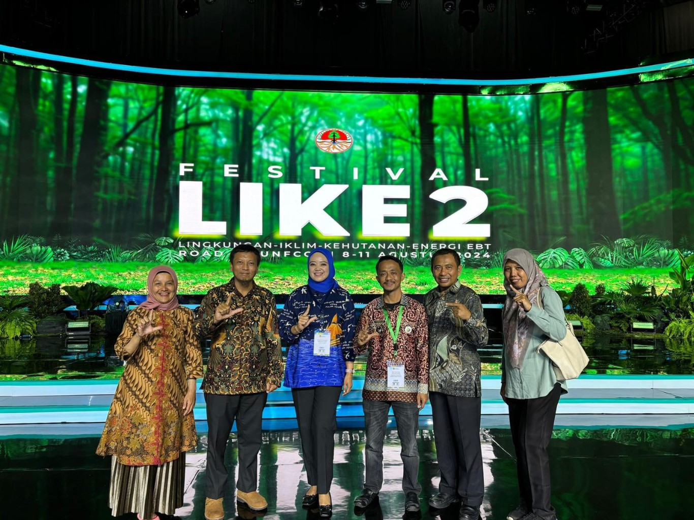 PENGHARGAAN -- Kades Tana Towa, Zulkarnain dan Kadis Lingkungan Hidup dan Kehutanan (DLHK), Andi Uke Indah Permatasari foto bersama usai menerima penghargaan ProKlim Tahun 2024 dari Menteri Lingkungan Hidup dan Kehutanan, Siti Nurbaya, di Jakarta Convention Center, Jakarta Pusat, Jumat (9/8). 