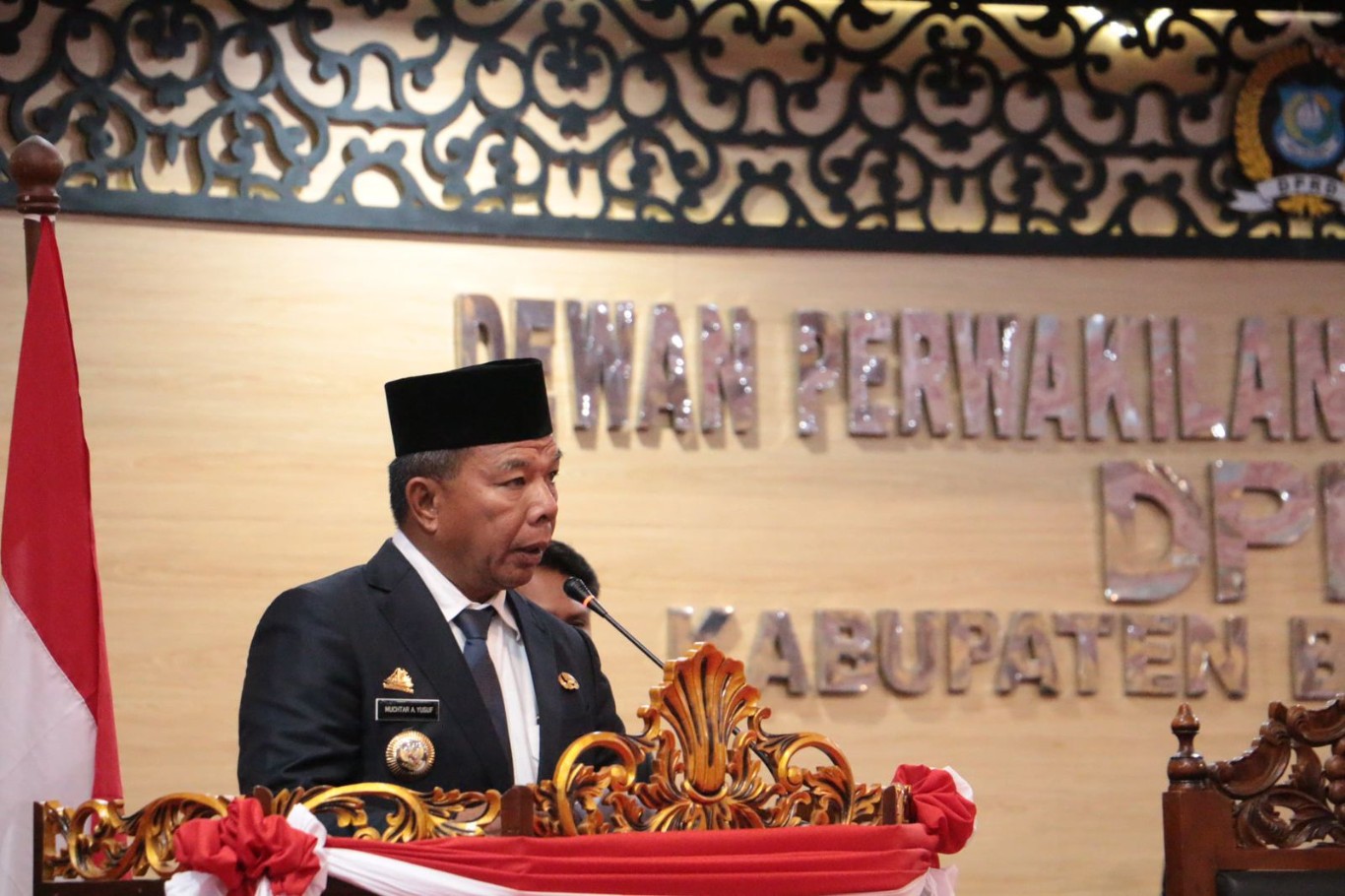 LANTIK -- Sebanyak 40 anggota DPRD Kabupaten Bulukumba masa jabatan 2024-2029 resmi dilantik Senin (19/8). Pelantikan ditandai dengan pengucapan sumpah/janji yang dipandu oleh Ketua PN Bulukumba, Ernawaty.