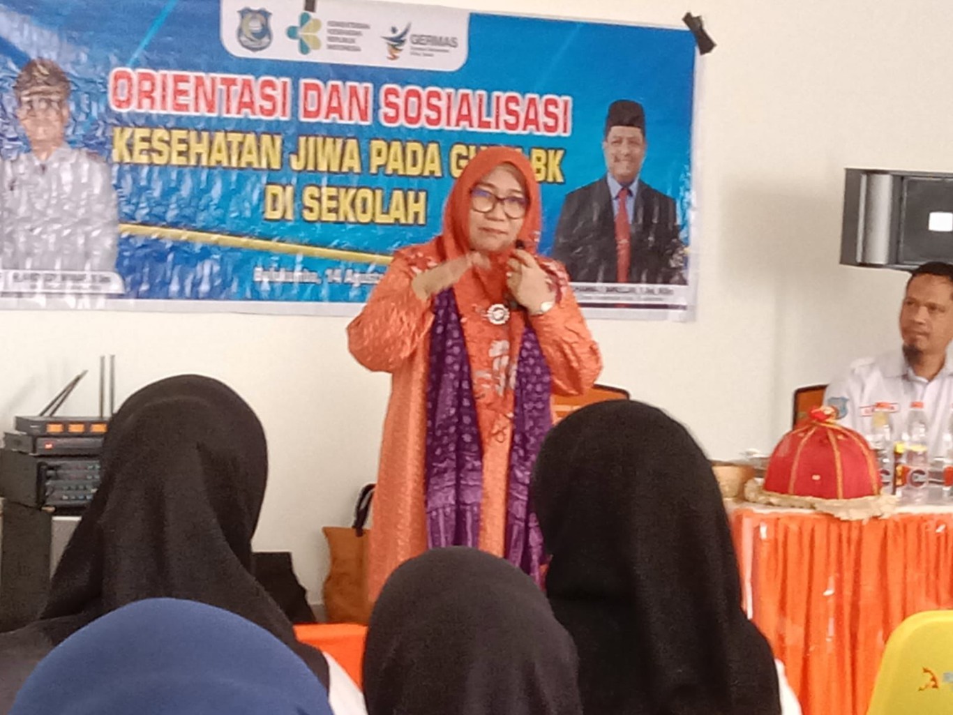 SOSIALISASI -- Dinas Kesehatan Pemkab Bulukumba menggelar orientasi dan sosialisasi intensif bagi para guru Bimbingan dan Konseling (BK) di Ruang Pertemuan Showroom Singaraja Berlian Motor Bulukumba, Senin (14/8)