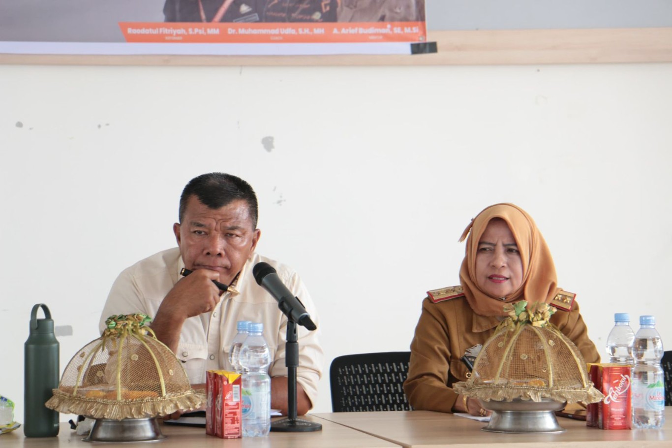 BIMTEK -- Bupati Bulukumba Andi Muchtar Ali Yusuf berdikusi usai resmi membuka Bimtek Peningkatan Kapasitas TKSK dan Petugas SLRT Dinas Sosial Kabupaten Bulukumba di Aula Kahayya Gedung Pinisi, Senin (5/8)