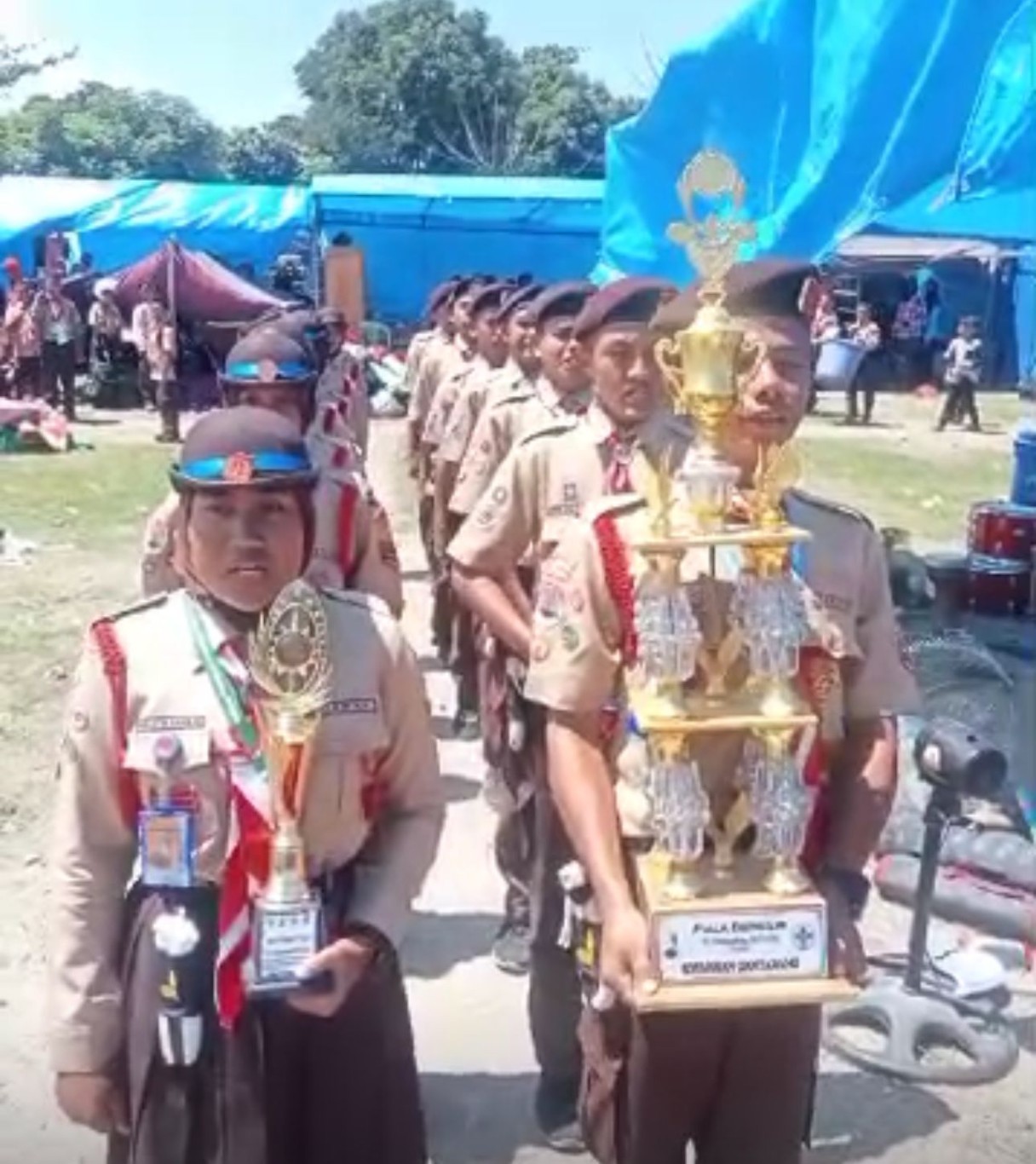 JUARA UMUM -- Tim Leader Scout Putra dari pangkalan MTsN 1 Bulukumba meraih juara umum I pada Perkemahan Pramuka Tingkat Kwarran Gantarang Bulukumba yang berlangsung (10-13/8) dan berhak atas piala bergilir yang diraih tahun lalu.