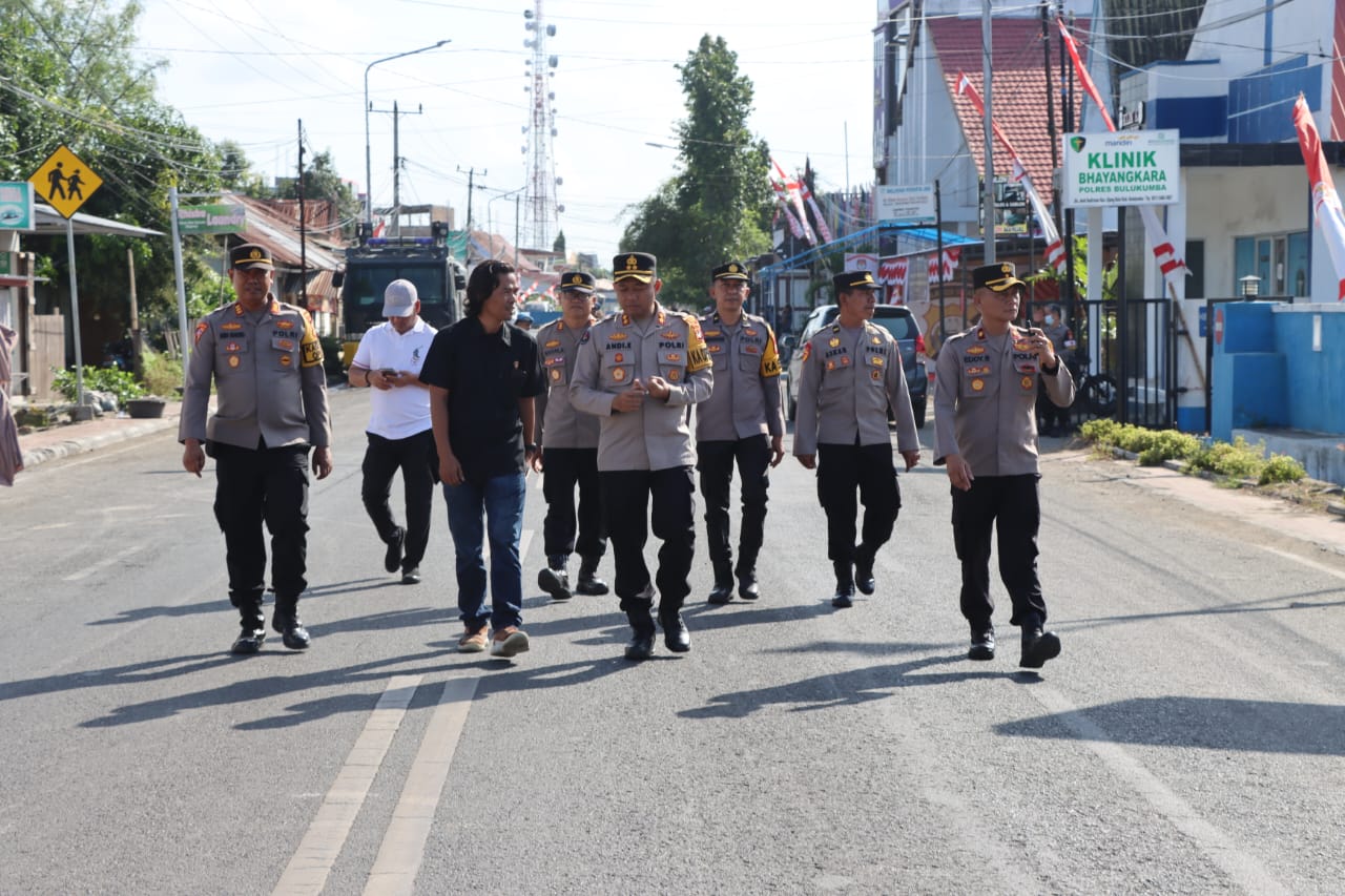 TERTIB -- Kapolres Bulukumba AKBP Andi Erma Suryono saat berada di lapangan saat prosesi pendaftaran berlangsung. AKBP Erma mengapresiasi para pendukung Paslon tertib dan ikut menjaga kondusifitas keamanan selama kegiatan berlangsung.