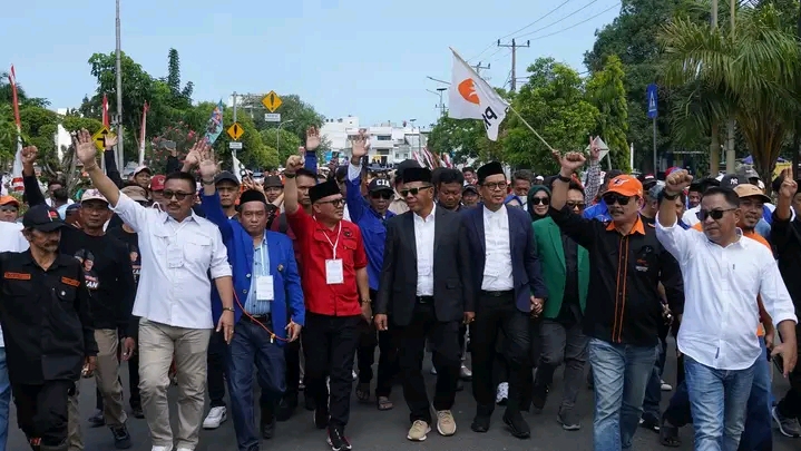 MENDAFTAR -- Bakal pasangan calon Bupati-Wabup Bulukumba Andi Muchtar Ali Yusuf-Andi Edy Manaf diiringi ribuan pendukung dan pimpinan 10 partai politik pengusungnya mendaftar ke Komisi Pemilihan Umum (KPU) Kabupaten Bulukumba, Rabu (28/8).