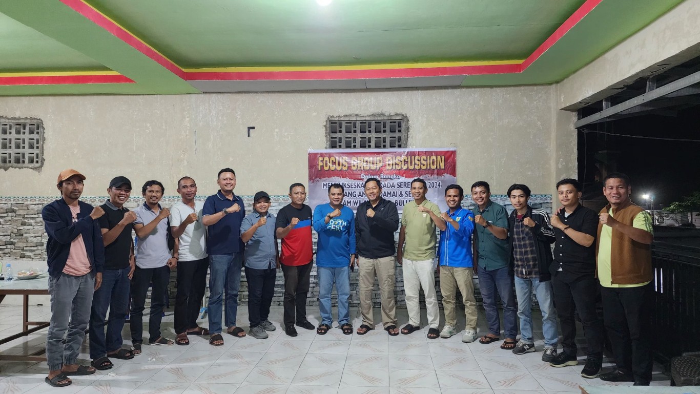 DISKUSI -- Polres Bulukumba menggelar Focus Grup Discussion (FGD) bersama pengurus Komite Nasional Pemuda Indonesia (KNPI) Bulukumba di Warkop Utty Kota Bulukumba, Selasa (6/8) malam. 