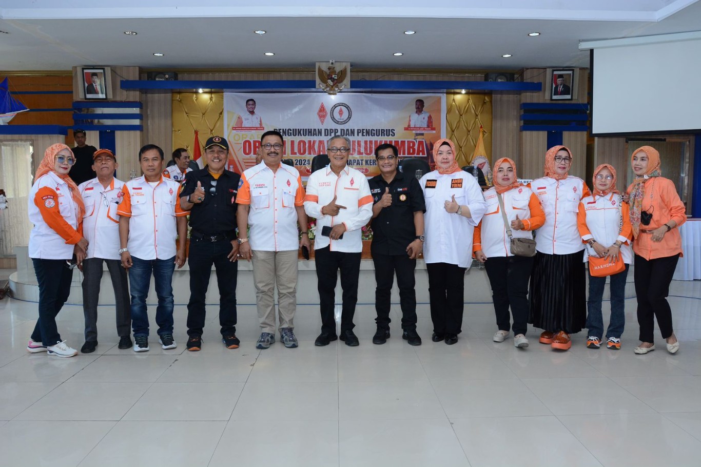 DIKUKUHKAN -- Mantan Wakil Ketua DPRD Bulukumba H Patudangi Azis kembali dikukuhkan sebagai Ketua Organisasi Radio Amatir Indonesia (ORARI) Lokal Bulukumba periode 2024-2027 di Ruang Pola Kantor Bupati Bulukumba, Kamis (22/8