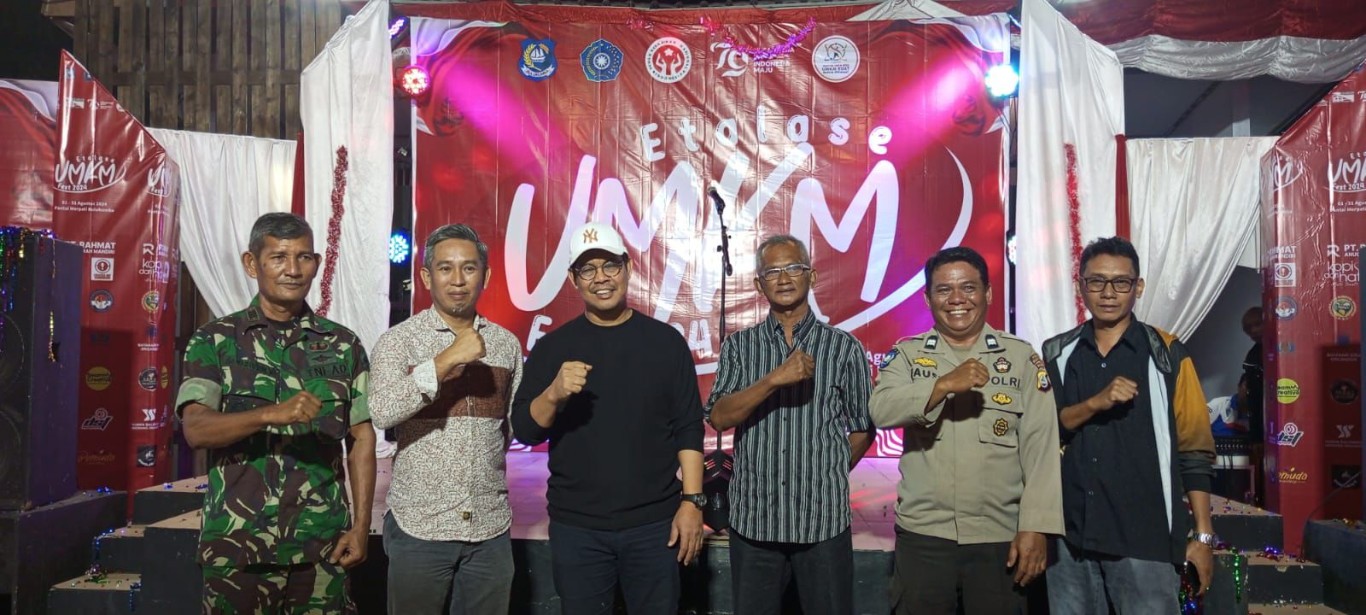 DIBUKA -- Wabup Bulukumba Andi Edy Manaf resmi membuka Festival Etalase UMKM di Sentra Kuliner Bulukumba, Sabtu (3/8). Wabup foto bersama usai seremoni pembukaan.