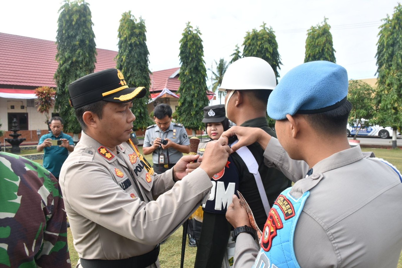 APEL PASUKAN -- Kepolres Bulukumba AKBP Andi Erma Suryono memimpin apel gelar Pasukan Operasi Mantap Praja Pallawa 2024-2025 di Lapangan Apel Mapolres Bulukumba, Senin (5/8). 