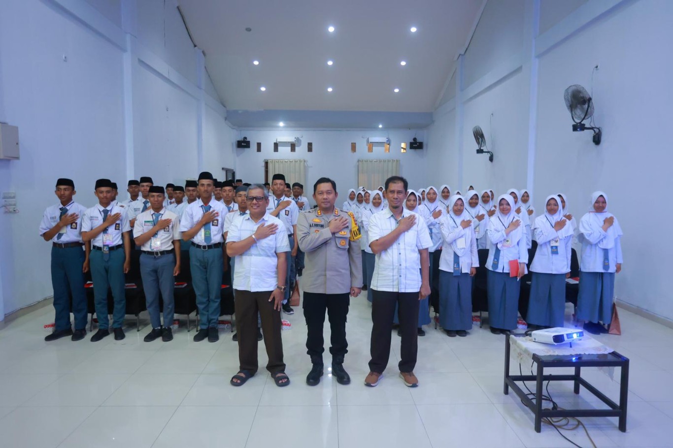 BEKALI -- Kapolres Bulukumba AKBP Andi Erma Suryono memberikan pembekalan kepada peserta calon Pasukan Pengibar Bendera (Paskibra) tahun 2024 Kabupaten Bulukumba, Selasa di Aula Hotel Agri Bulukumba, (13/8). 