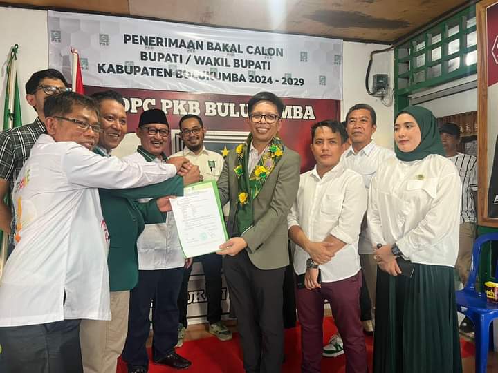 BELUM DIPUTUSKAN -- PKB belum menentukan jagoannya di Pilkada Bulukumba 27 November 2024 mendatang. Tampak Ketua Dewan syuro DPC PKB Bulukumba Tomy Satria Yulianto saat mendaftar di PKB baru-baru ini.