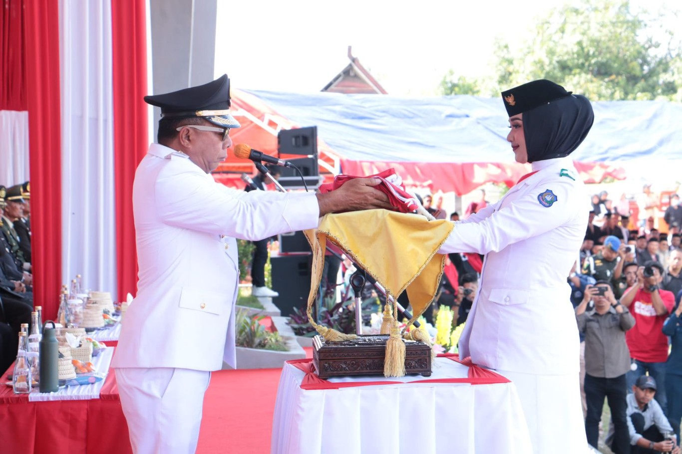 IRUP -- Bupati Bulukumba Andi Muchtar Ali Yusuf bertindak sebagai Irup Peringatan HUT Kemerdekaan RI ke 79 tingkat Kabupaten Bulukumba di Lapangan Pemuda, Sabtu (17/8).