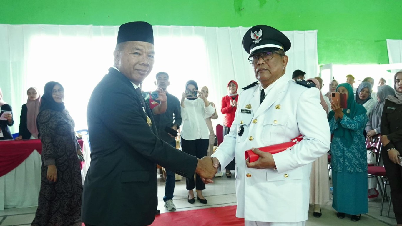 LANTIK -- Bupati Bulukumba, Andi Muchtar Ali Yusuf melantik dan mengambil sumpah jabatan dua Kades PAW di tempat yang berbeda, Rabu (7/8). 