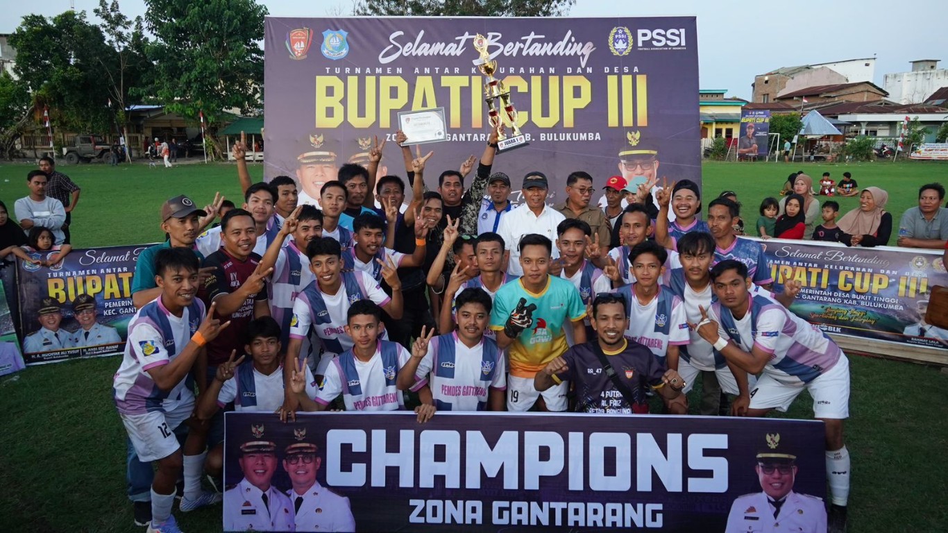 HADIAH -- Bupati Bulukumba Andi Muchtar Ali Yusuf foto bersama usai penerimaan hadiah bagi para pemenang turnamen Sepakbola Bupati Cup III Zona Kecamatan Gantarang, Jumat (2/8)