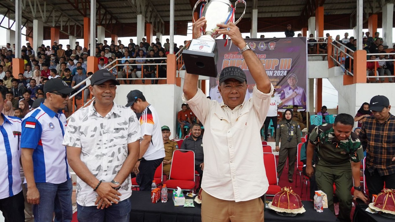 BUKA -- Wabup Andi Edy Manaf mendampingi Bupati Bulukumba, Andi Muchtar Ali Yusuf saat membuka turnamen sepakbola Bupati Cup III Bulukumba 2024 di Stadion Mini Bulukumba, Senin (5/8). 