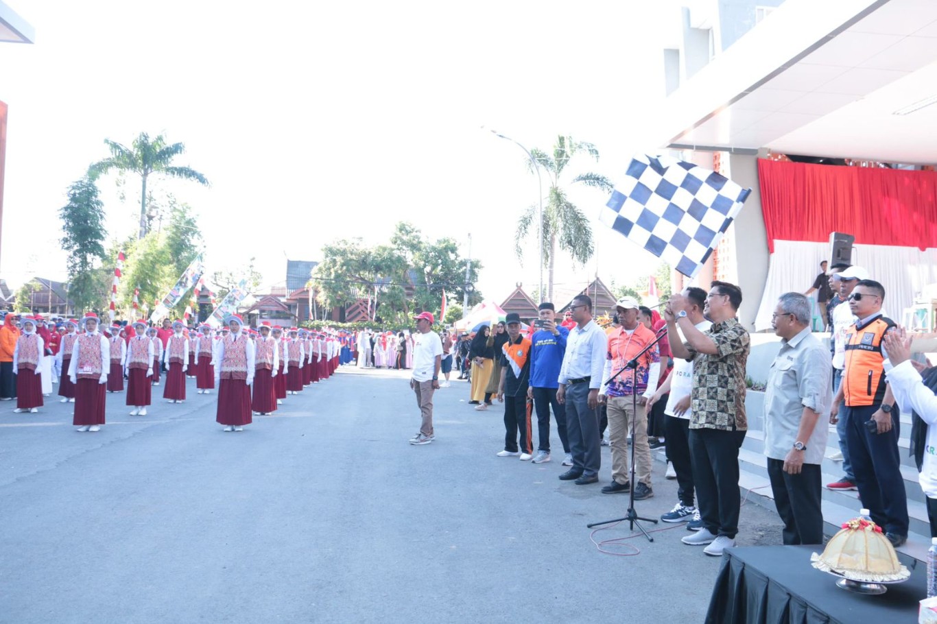 LEPAS -- Wabup Andi Edy Manaf melepas peserta Gerak Jalan Indah yang dilaksanakan dalam rangka memeriahkan Hari Ulang Tahun (HUT) Kemerdekaan RI ke 79 tahun, Kamis (15/8).