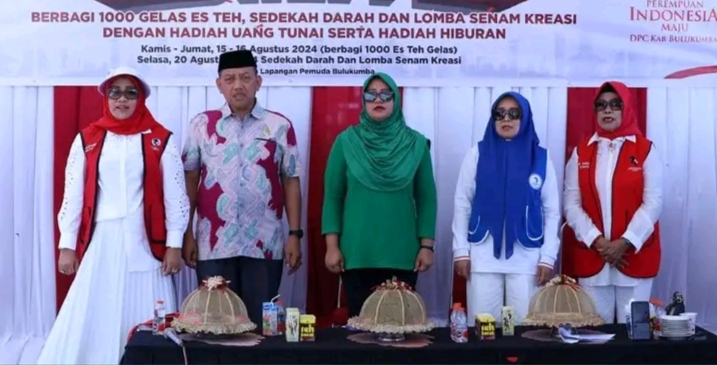 LOMBA SENAM -- Anggota DPRD, H Safiuddin menghadiri kegiatan donor darah dan lomba senam kreasi yang diadakan PIM Kabupaten Bulukumba di Lapangan Pemuda Kabupaten Bulukumba, Selasa (20/8).