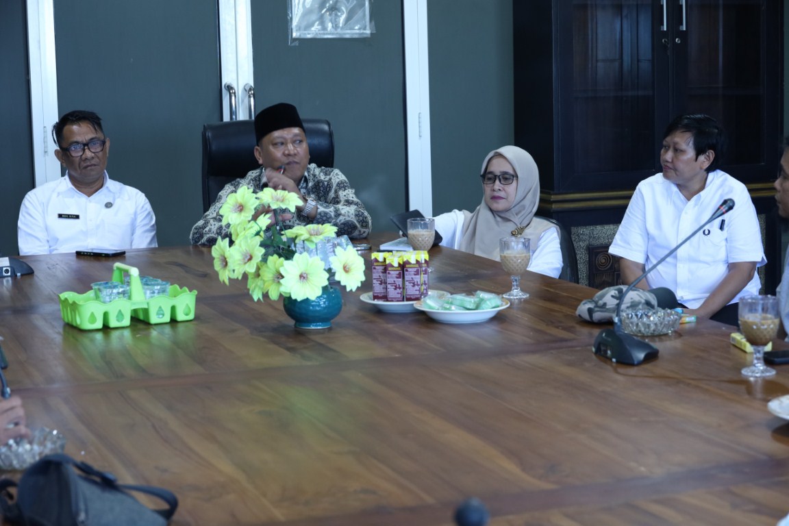 MINTA MAAF -- Panitia pelantikan DPRD Bulukumba akhirnya meminta maaf kepada wartawan. Permintaan maaf panitia disaksikan pimpinan sementara dan beberapa anggota DPRD Bulukumba, Selasa (20/8).