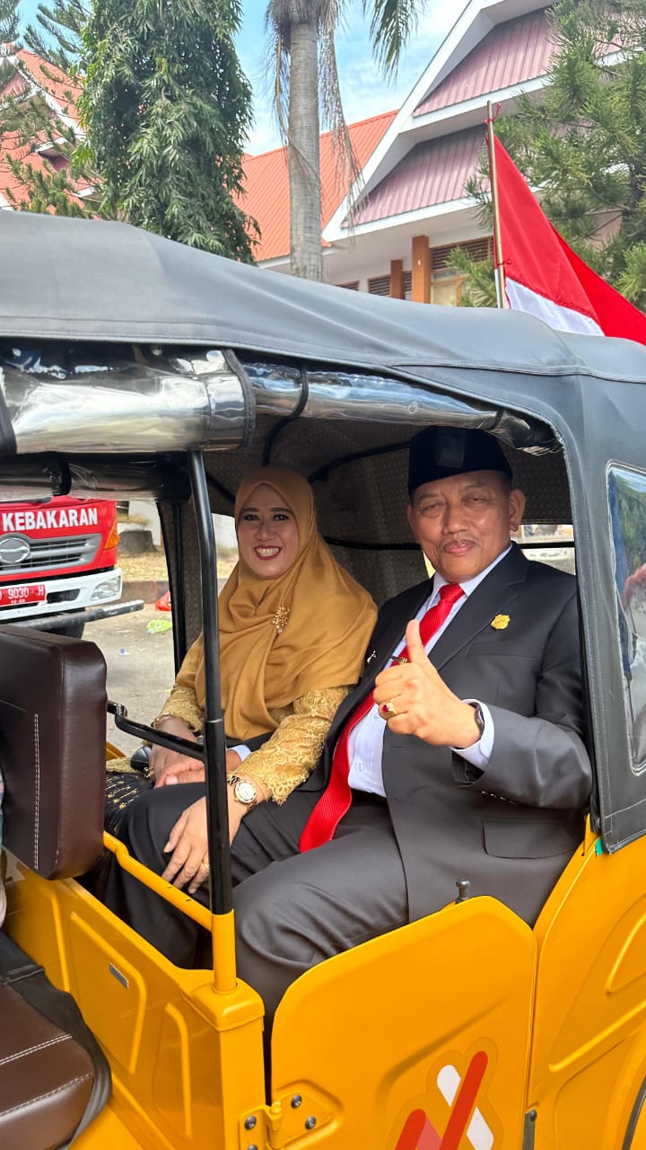 NAIK BAJAI -- Anggota DPRD terpilih dari PKS Safiuddin memilih naik bajai ke tempat pelantikan di Gedung DPRD Bulukumba, Senin (19/8).