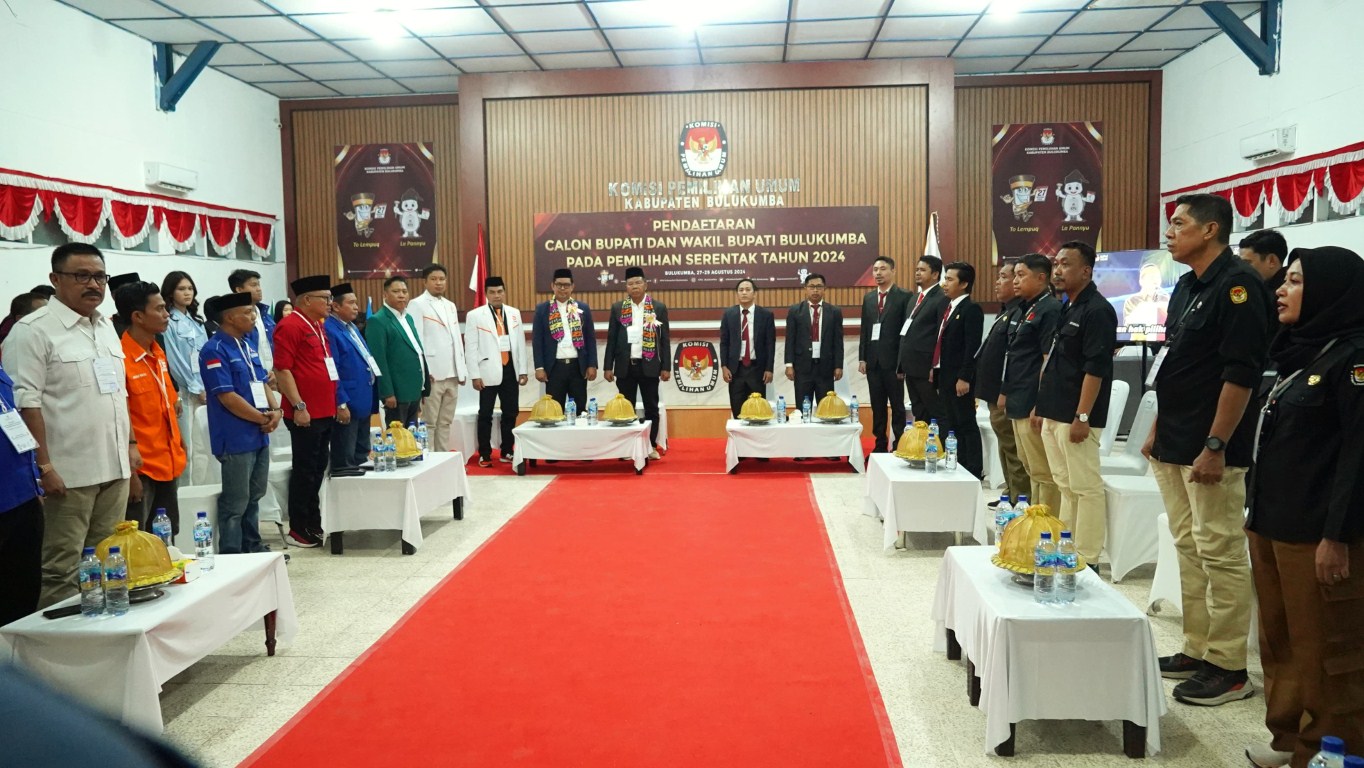TAK DISERTAKAN -- Pimpinan Partai Polisi pendukung Calon Bupati dan Wakil Bupati Bulukumba Muchtar Ali Yusuf-Andi Edy Manaf (Andi Utta-Edy Manaf) resmi mendaftar di KPU Bulukumba, Rabu (28/8). Saat daftra tiga Parpol tak disertakan saat mendaftar.