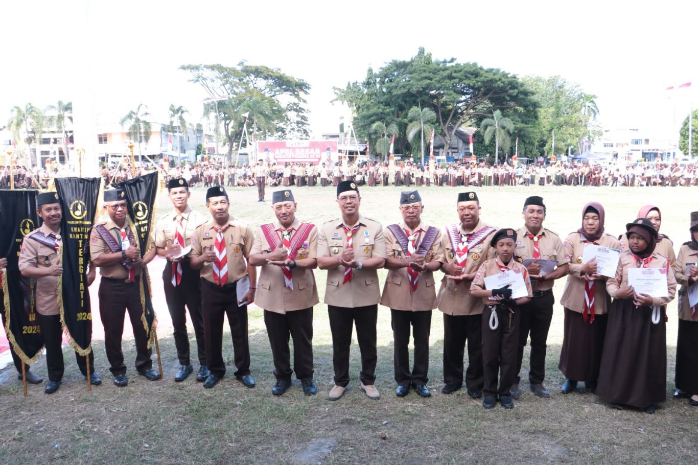 APEL -- Wakil Bupati Bulukumba, Andi Edy Manaf foto bersama usai memimpin Apel Besar Gerakan Pramuka dalam rangka memperingati Hari Pramuka ke-63 Tahun 2024 yang berlangsung di Lapangan Pemuda pada Rabu (13/8).
