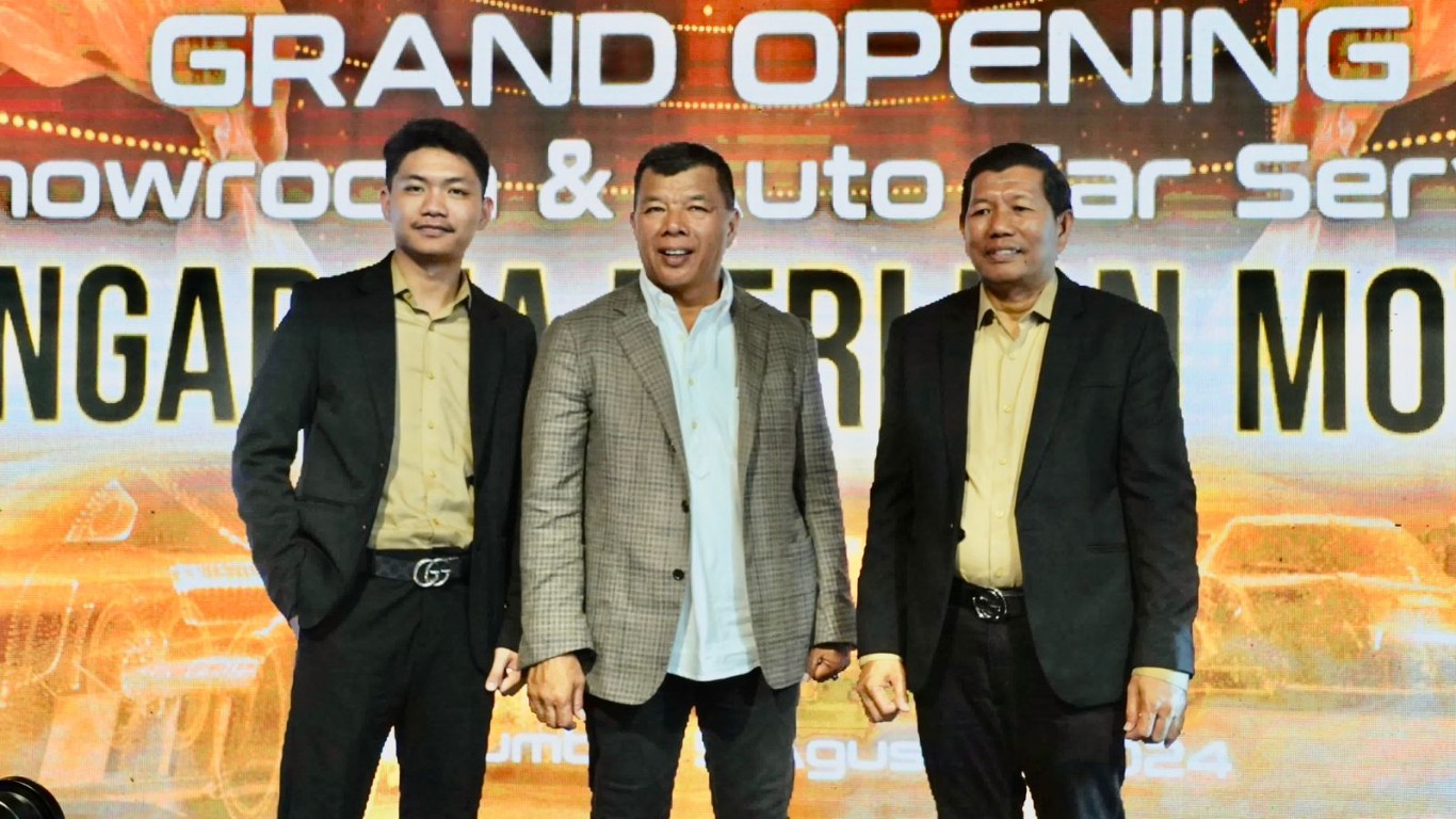 GRAND OPENING -- Bupati Bulukumba Andi Muchtar Ali Yusuf melakukan Grand Opening Showroom dan Auto Car Service Singaraja Berlian Motor Bulukumba, Senin (5/8). 
