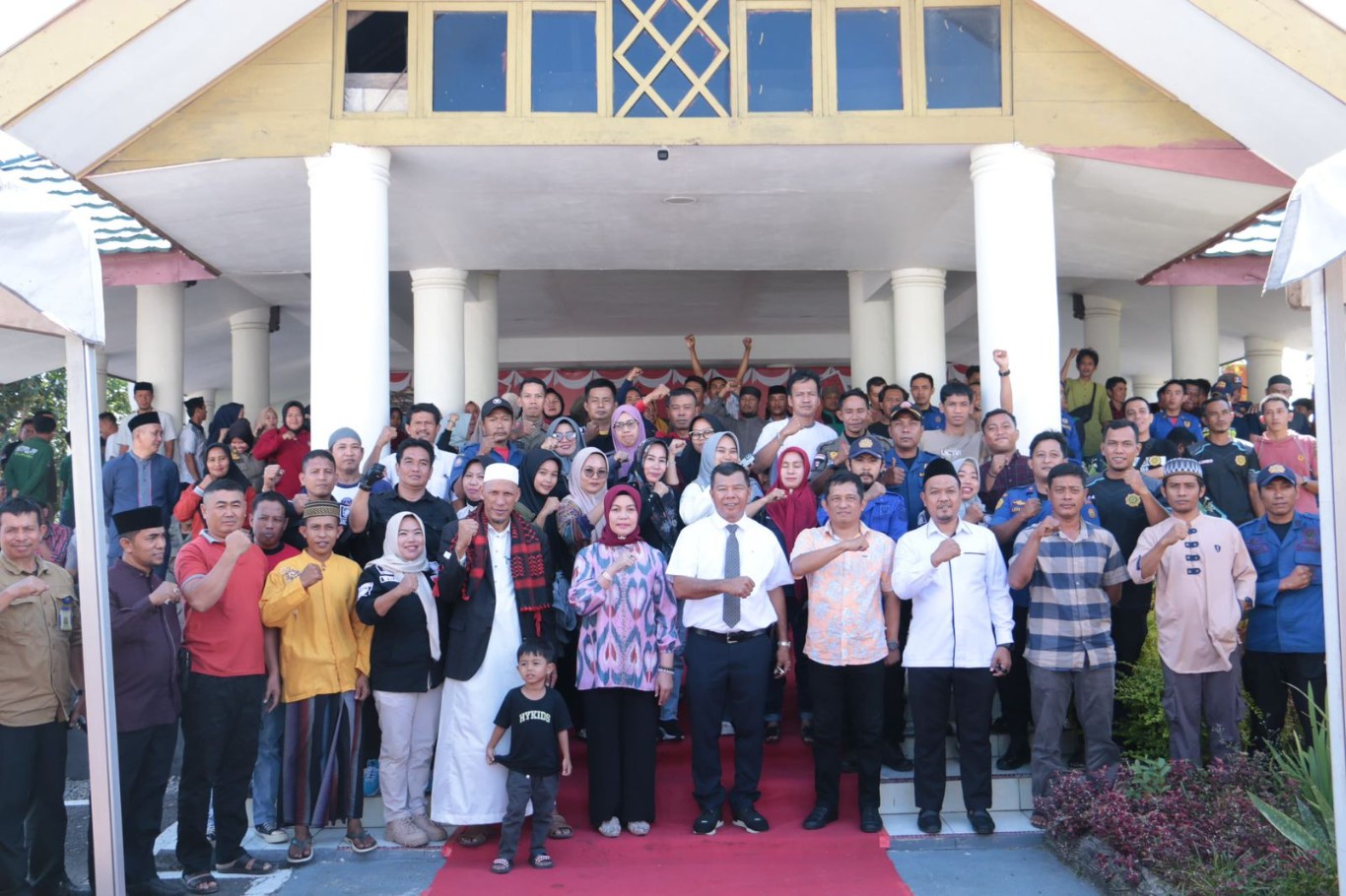 SEMBAKO -- Sebanyak 413 personel Satpol dan Damkar yang non ASN menerima bingkisan bahan pokok dari TP PKK Bulukumba kerjasama Baznas Bulukumba di Pendopo Rujab Bupati Bulukumba, Jumat (16/8).