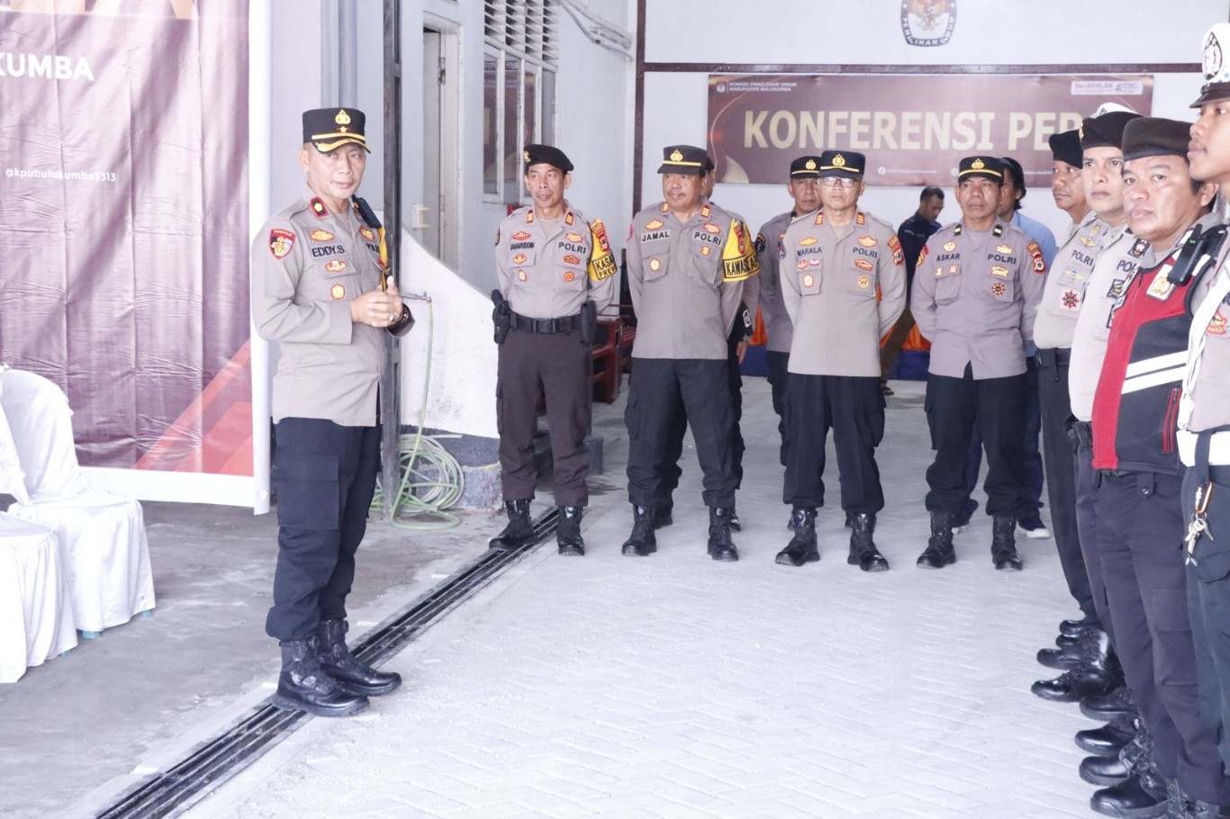 TETAP SIAGA -- Pendaftaran pertama pasangan calon bupati-wabup Bulukumba masih sepih pendaftar. Namun aparat kepolisian tetap bersiaga dan menempatkan personeldi Gedung KPU dan pada sejumlah titik yang dinilai rawan. 
