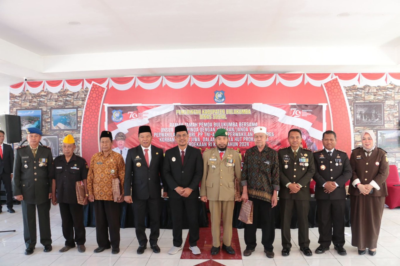 RAMAH TAMA -- Pemkab Bulukumba menggelar acara ramah tamah bersama sejumlah para veteran, purnawirawan, wredatana, warakauri dalam rangka menyambut HUT RI ke-79 tahun 2024 di Pendopo Rujab Bupati Bulukumba baru-baru ini. 