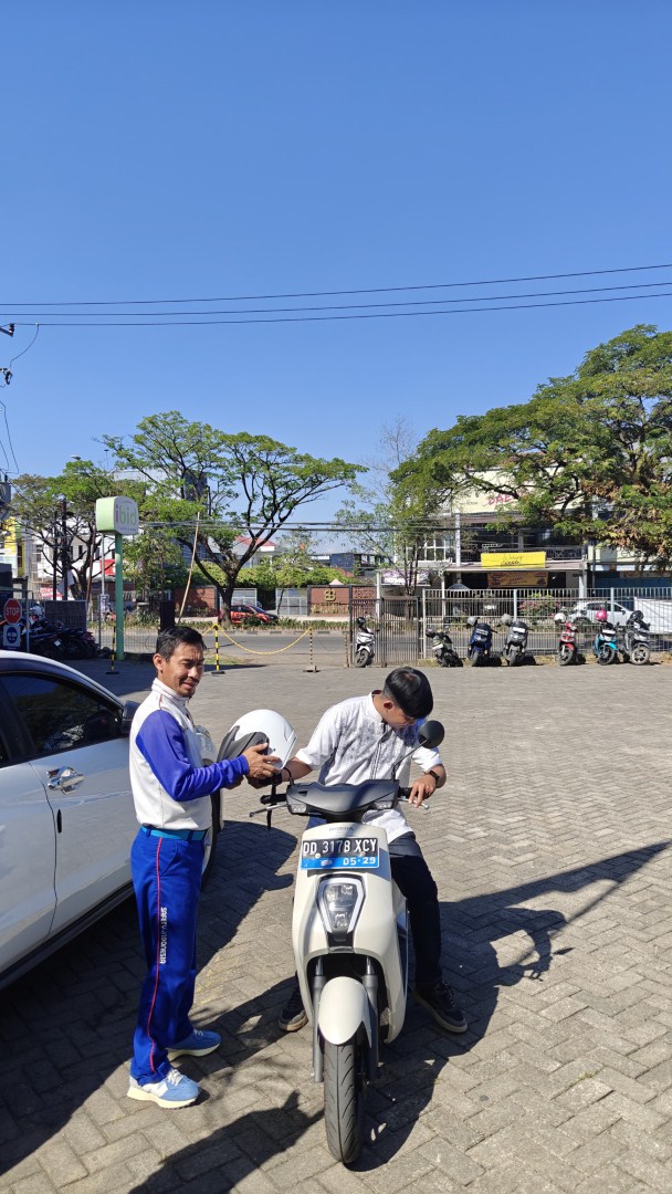 CARI AMAN -- Instruktur Safety Riding Astra Motor Sulsel, Wanny, memberikan pengarahan kepada salah seorang pengendara sepeda motor listrik Honda untuk Cari_Aman saat berkendara.